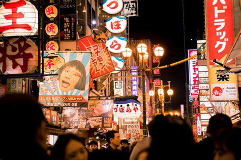 hustle and bustle 意味とネイティブの自然な使い方.